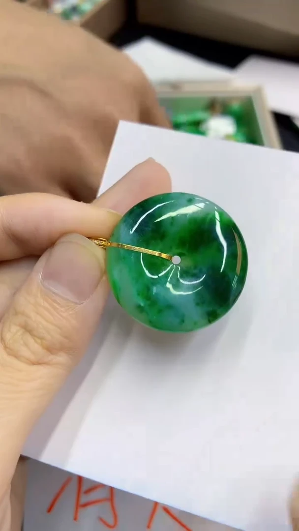 翡翠18K金镶嵌颈饰             1