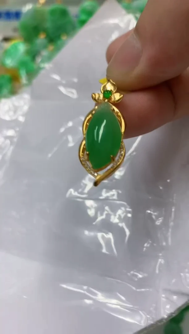 翡翠18K金镶嵌颈饰挂件