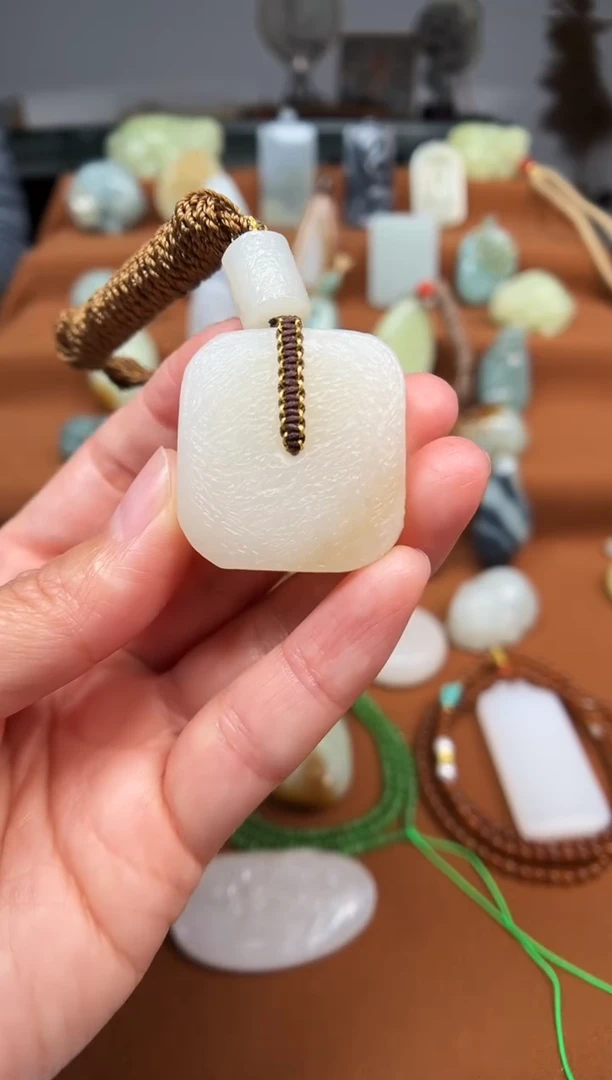 颈饰未镶嵌和田玉平安扣