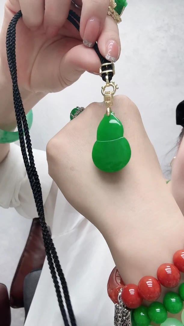 吊坠(赠链)未镶嵌翡翠满绿葫芦