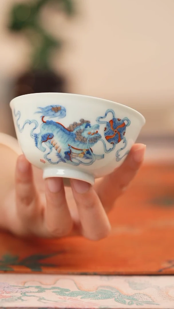 望玉斗彩狮子主人杯