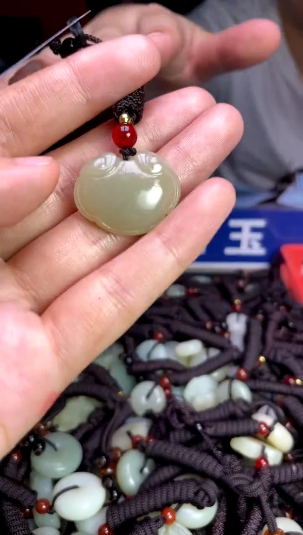 未镶嵌和田玉挂件1