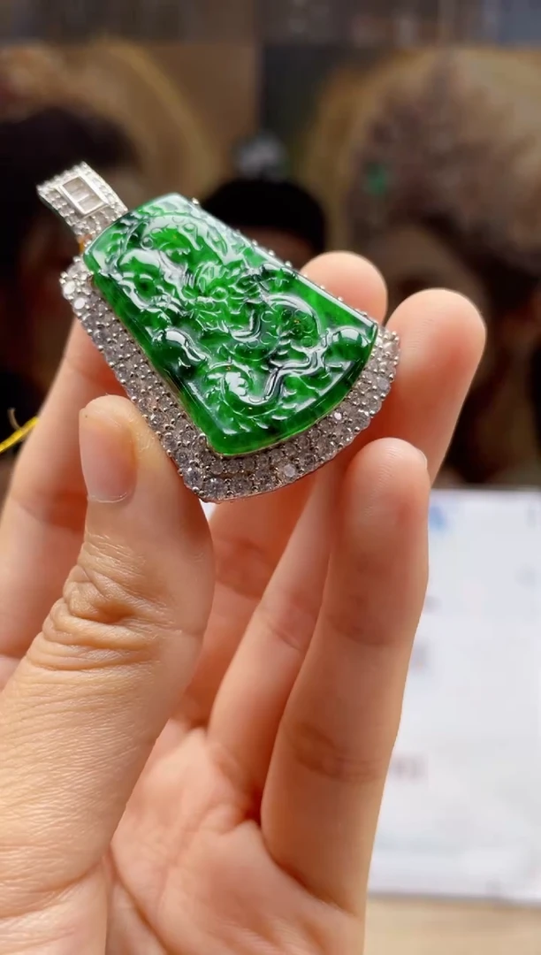 翡翠未镶嵌颈饰      *199