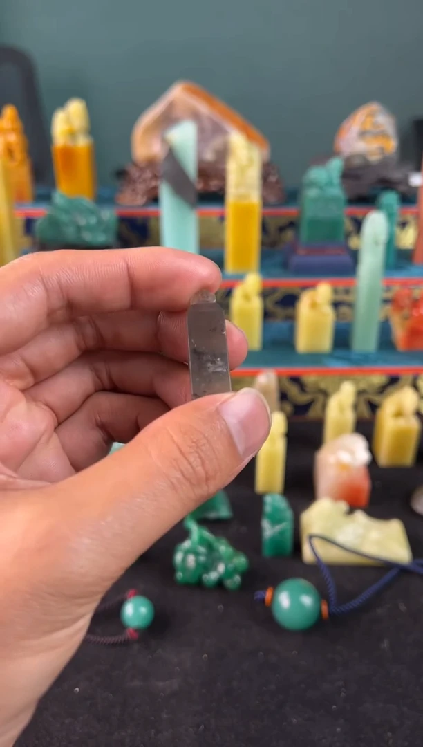 青田石岩门晶如意章0.9*0.9*3.4