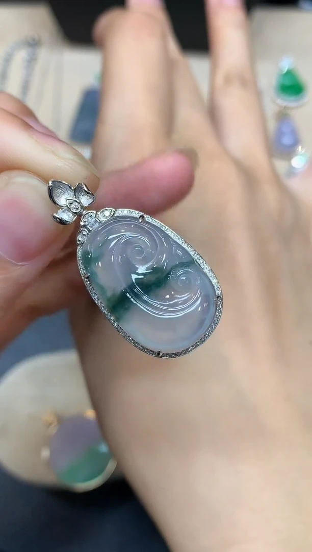 颈饰18K金镶嵌翡翠如意【无服务费