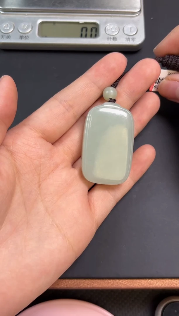 【闪购商品】和田玉吊坠(赠链)未镶嵌且末微色差近矿吊坠