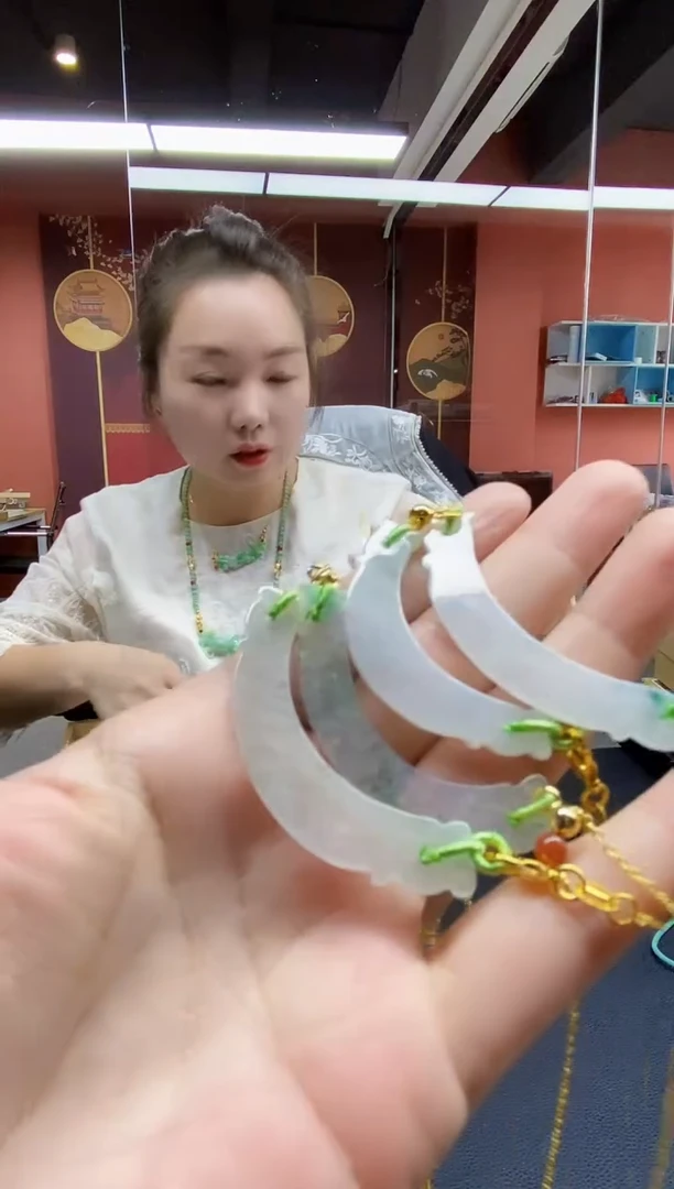 颈饰未镶嵌翡翠吊坠多样性发其一