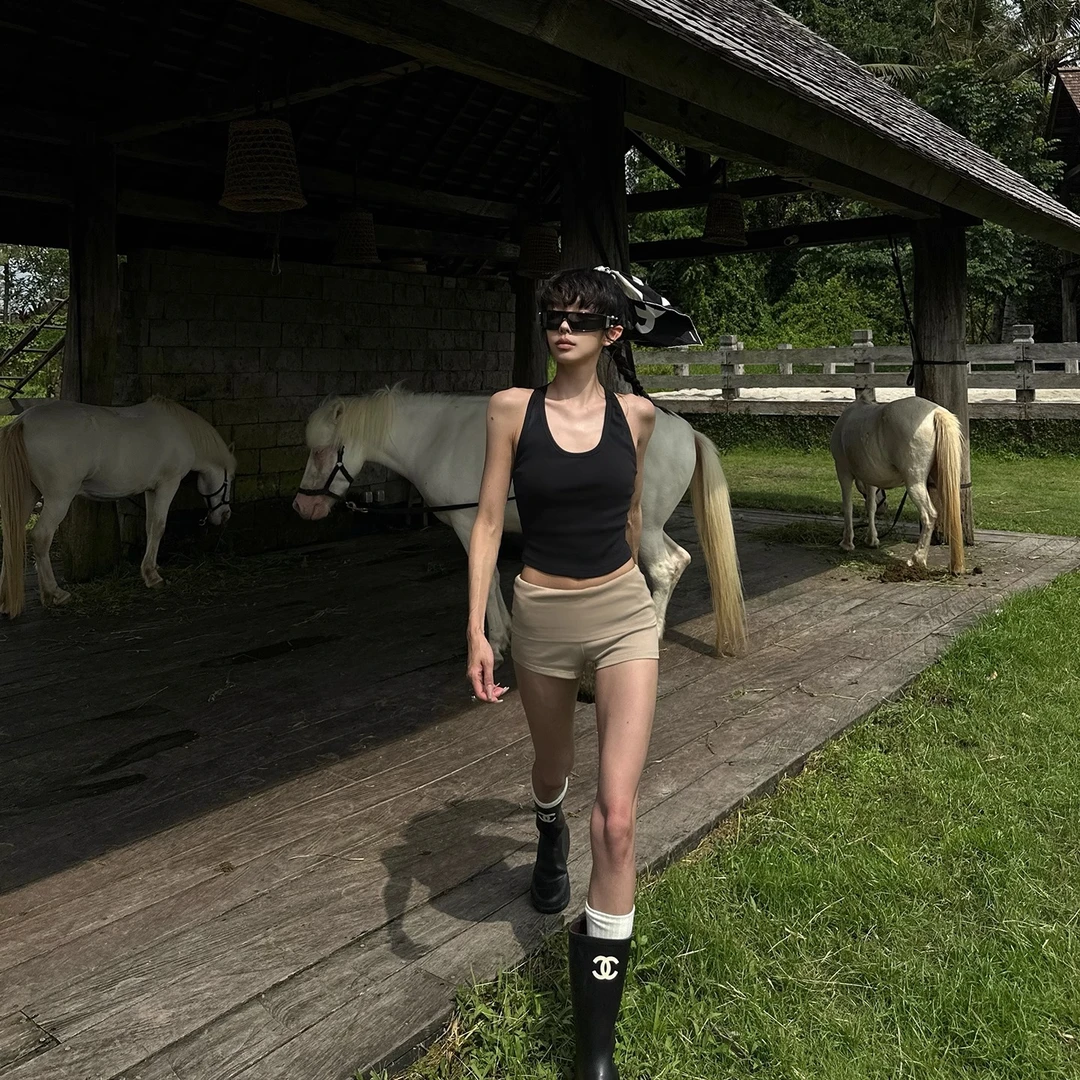 黑色U领皮带拼接背心2025夏季新款美式运动辣妹挂脖短款无袖上衣