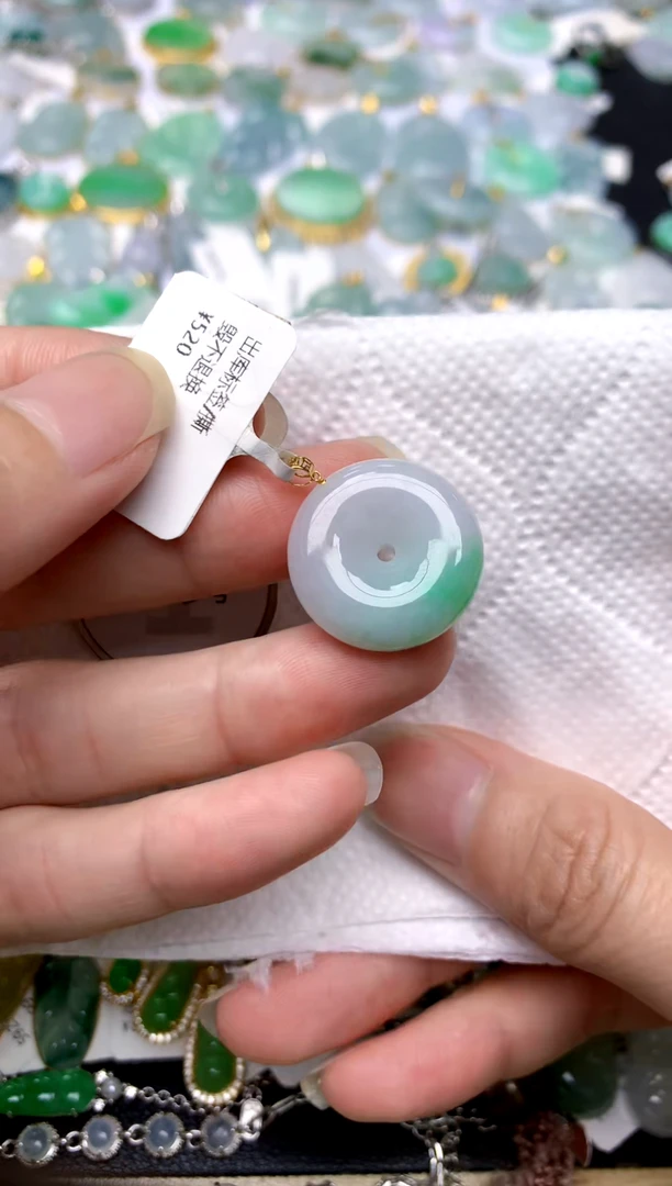 颈饰18K金镶嵌翡翠天然A货翡翠