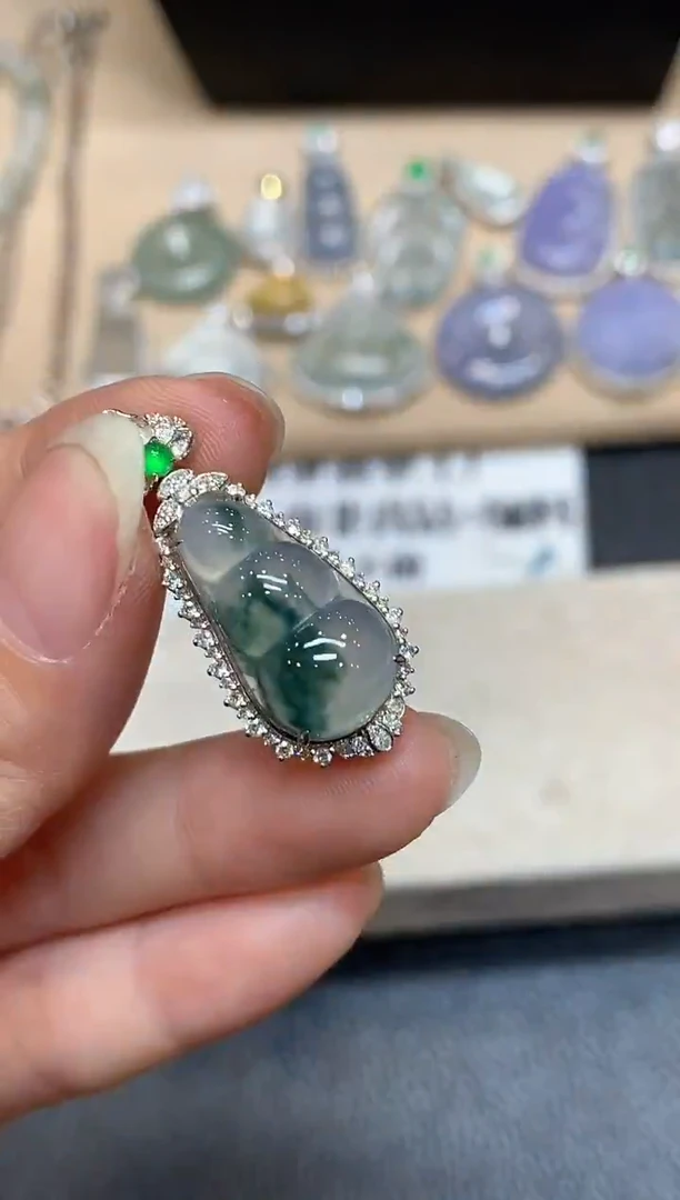 颈饰18K金镶嵌翡翠福豆【无服务费