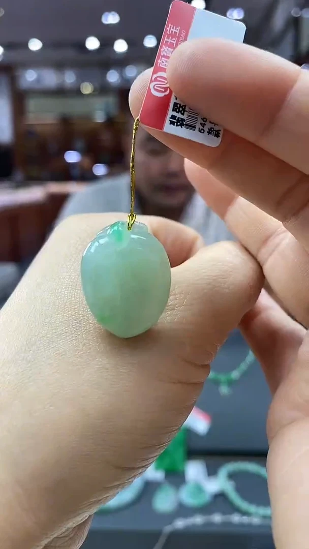 颈饰未镶嵌翡翠寿桃