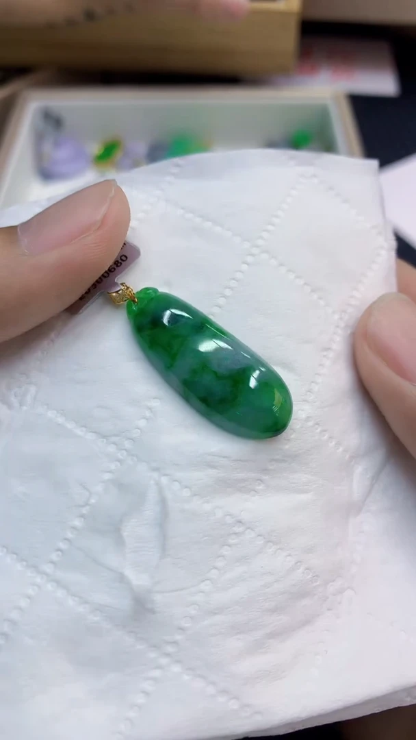 翡翠18K金镶嵌颈饰             1