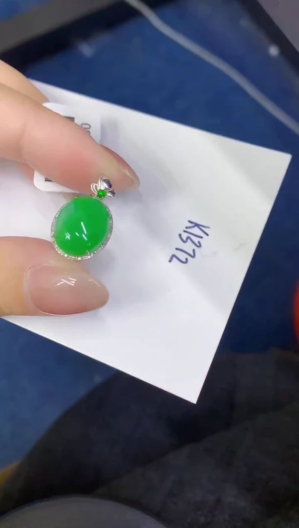 颈饰18K金镶嵌翡翠缅甸天然翡翠A货