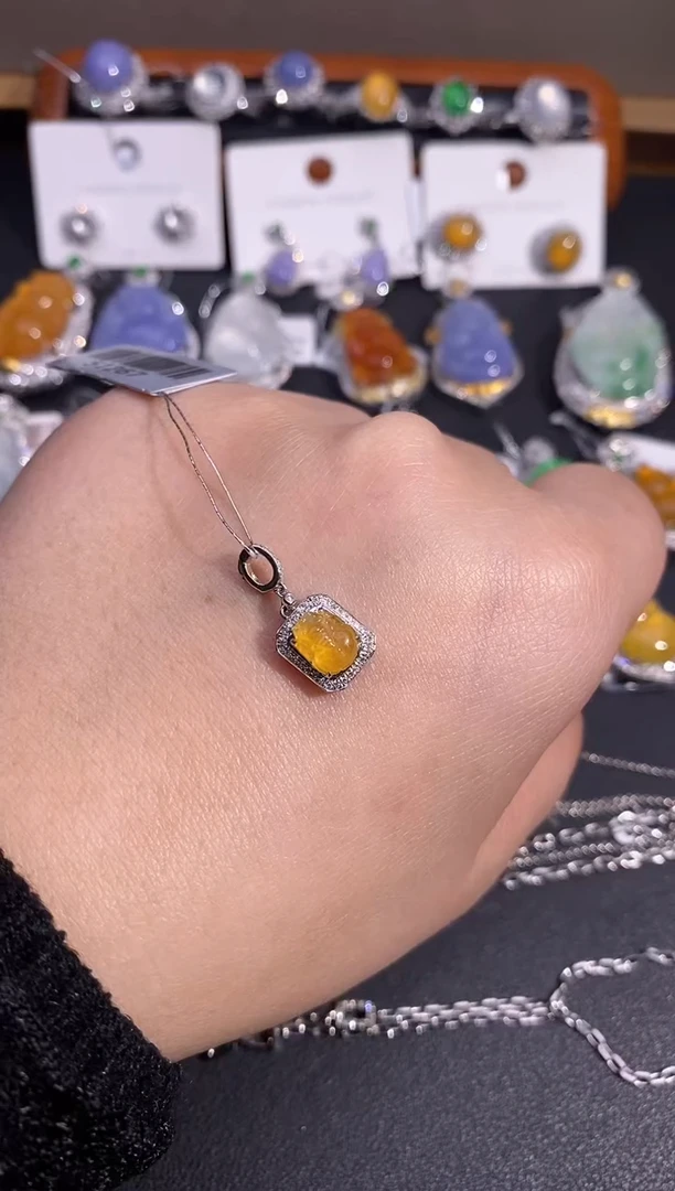 【闪购商品】翡翠吊坠(不含链)18K金镶嵌吊坠