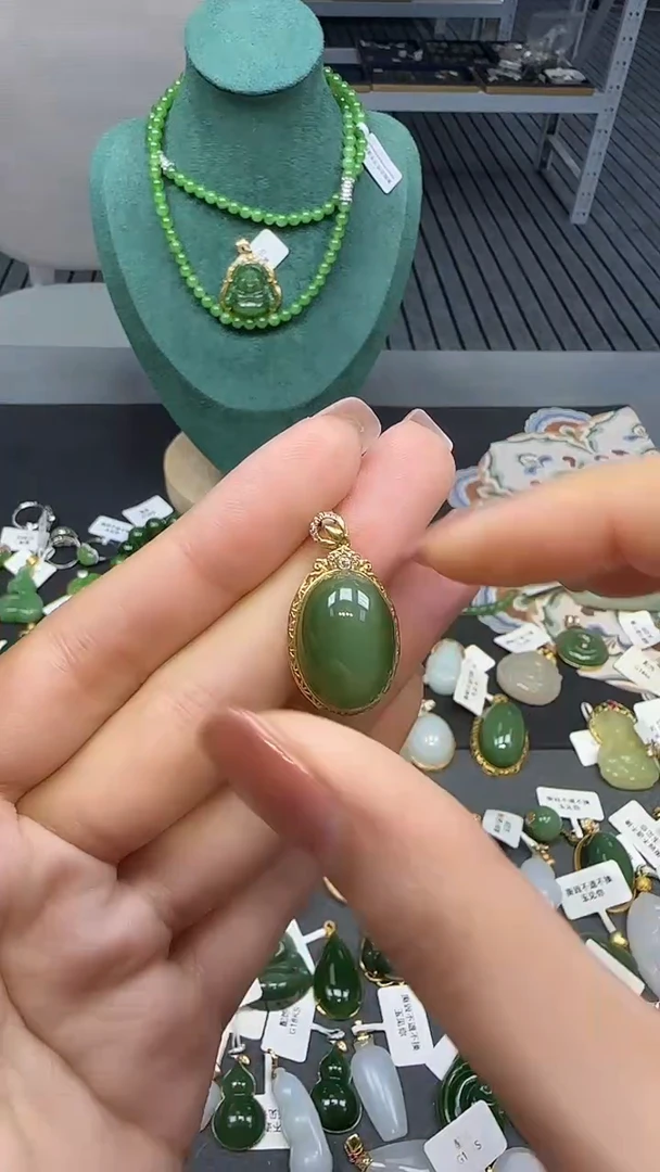 18K金镶嵌和田玉挂件1