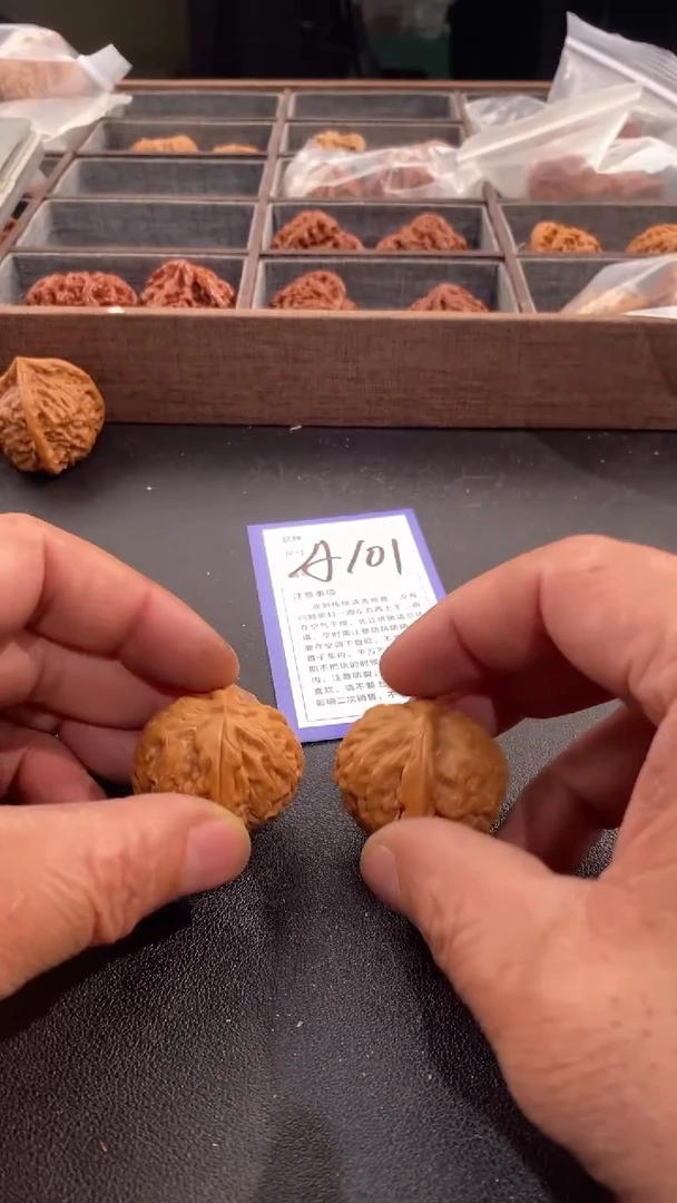 【闪购商品】文玩核桃吊坠红锦鲤