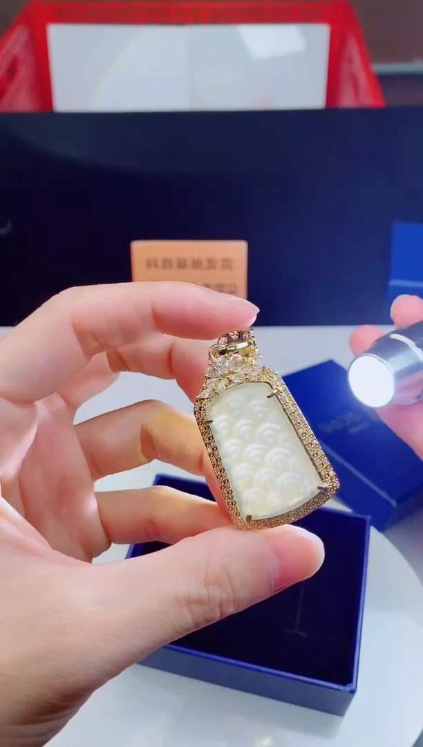 颈饰未镶嵌翡翠    ·