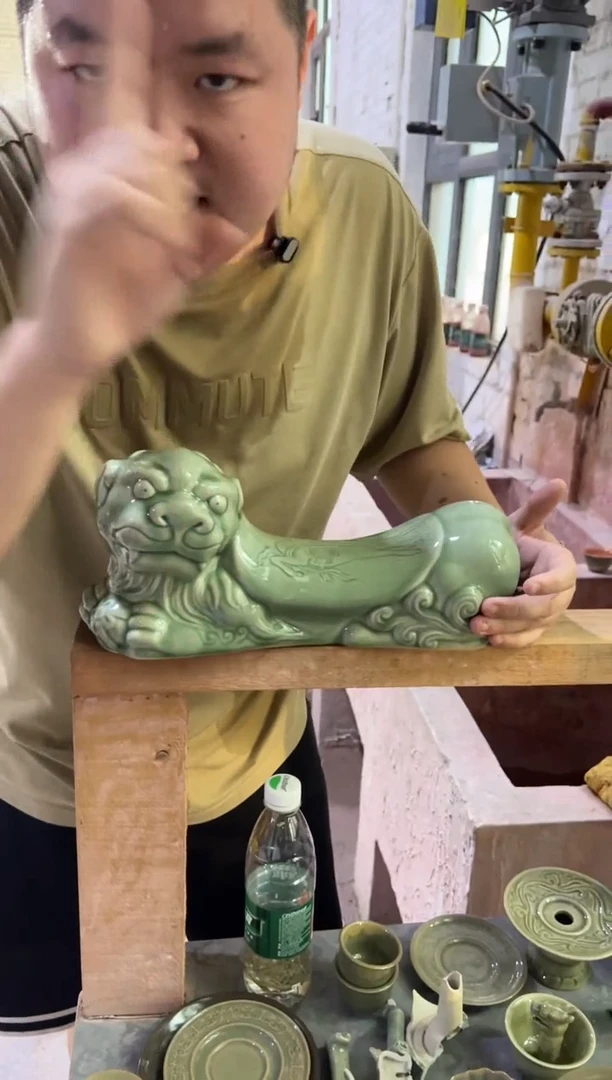 耀州窑青瓷狮狮如意枕头