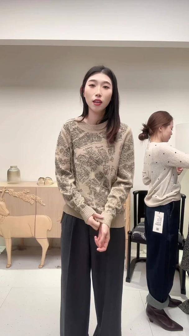 拿铁色刺绣圆领羊毛上衣