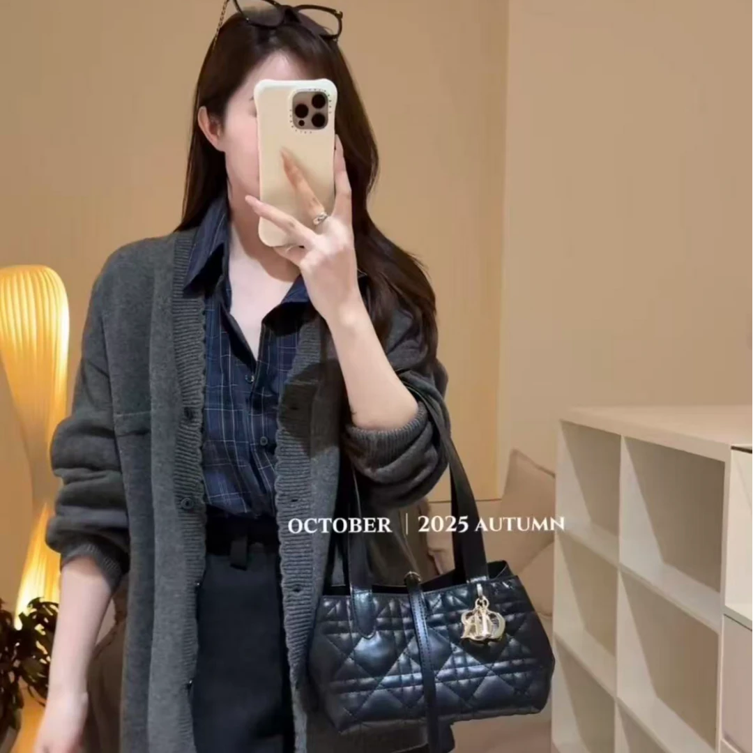 新款韩版INS风灰色针织开衫格子衬衫百搭黑色短裤三件套