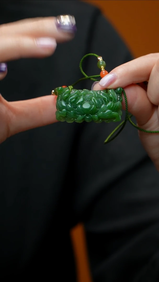 和田玉（碧玉）未镶嵌颈饰碧玉花牌 多样性发其一