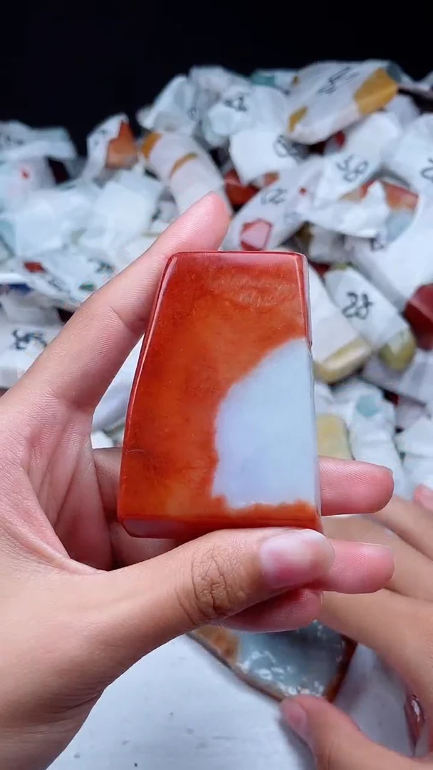 翡翠未镶嵌颈饰广**生翡翠