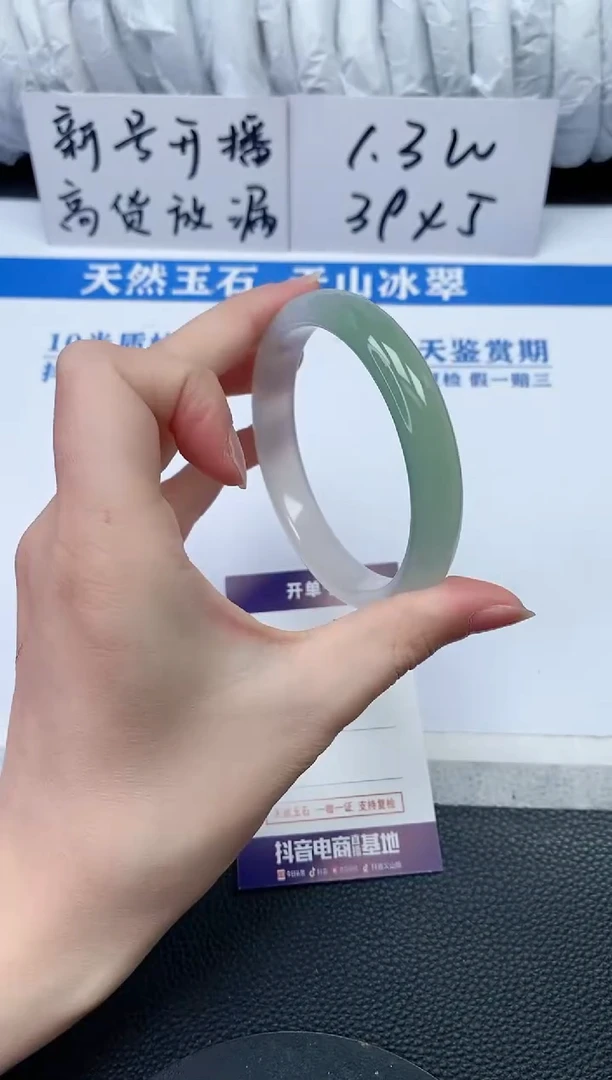 【闪购商品】石英质玉手镯未镶嵌P821