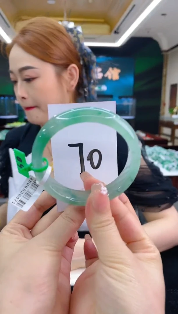 石英质玉（非洲翠）手镯未镶嵌天然冰飘花