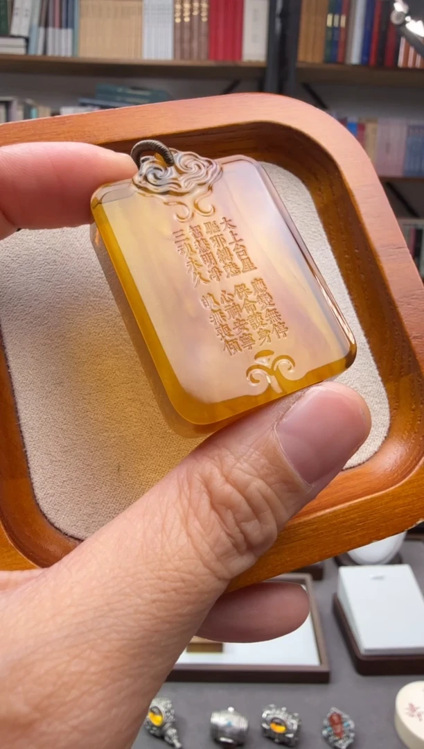 未镶嵌颈饰琥珀净心神咒吊坠