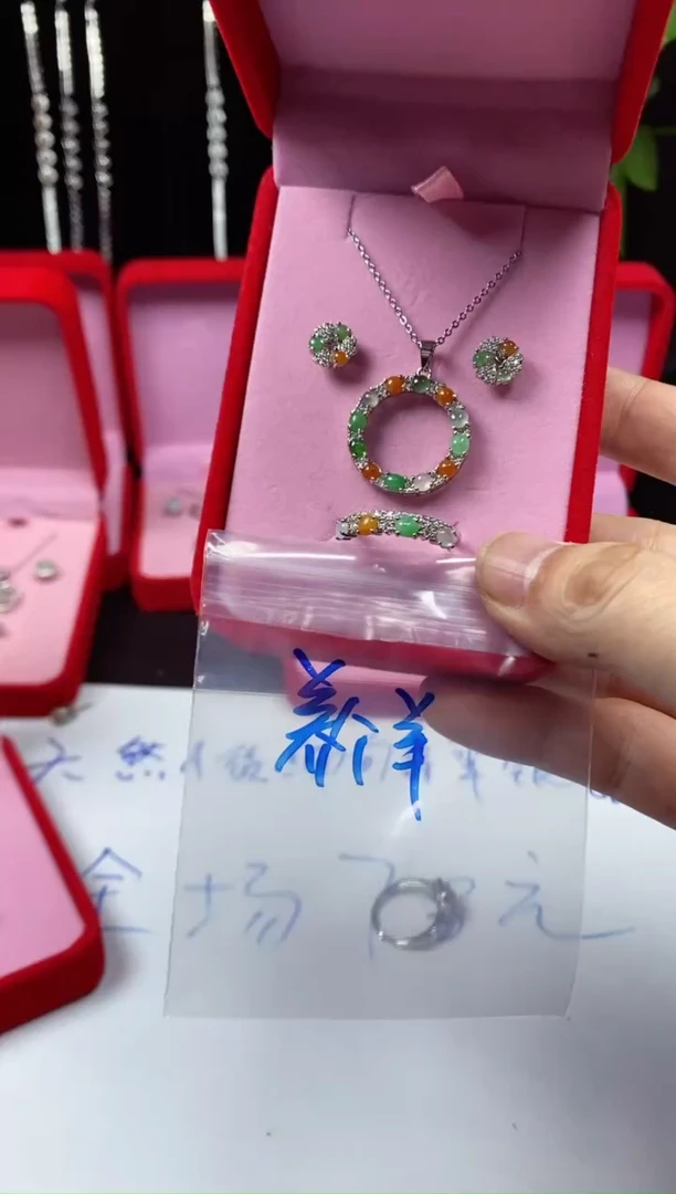 未镶嵌戒指翡翠养**?翡翠吊坠