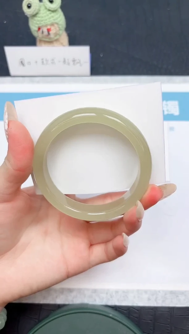 【闪购商品】石英质玉手镯未镶嵌100-58.7