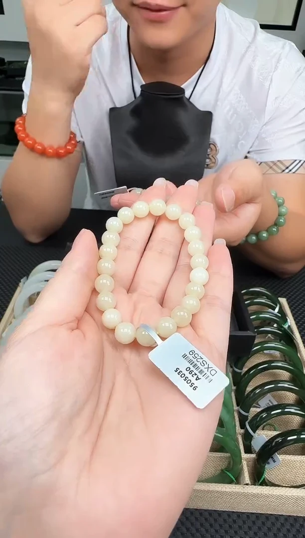 未镶嵌手串和田玉一条，约7mm，多样性发一件