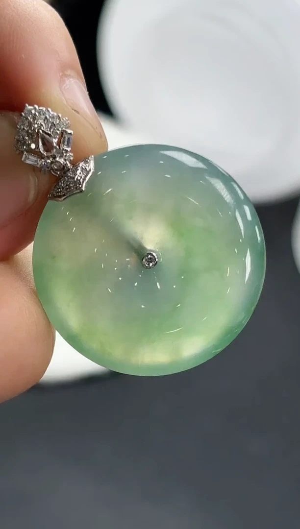 颈饰18K金镶嵌翡翠平安扣