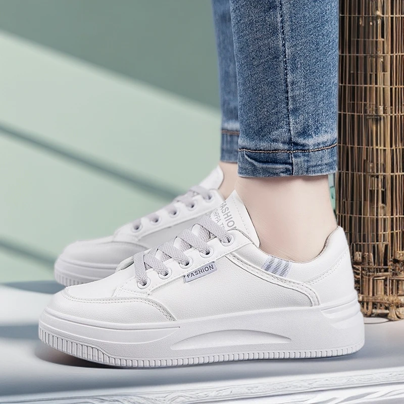 秋季轻便百搭小白鞋皮面软底女士透气厚底ins运动休闲鞋女女鞋