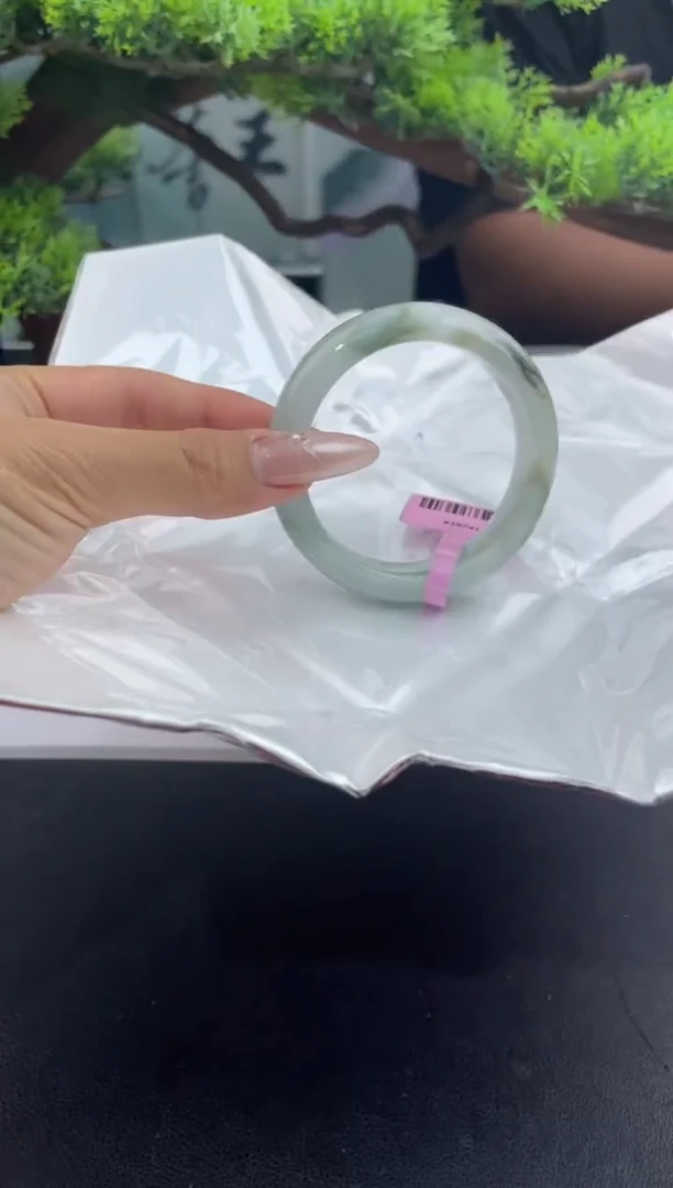 翡翠未镶嵌手镯3翡翠手镯(微瑕)