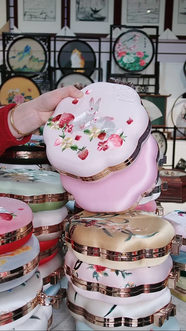 【闪购商品】织绣苏绣手推绣定制圆形粉色草莓兔包包