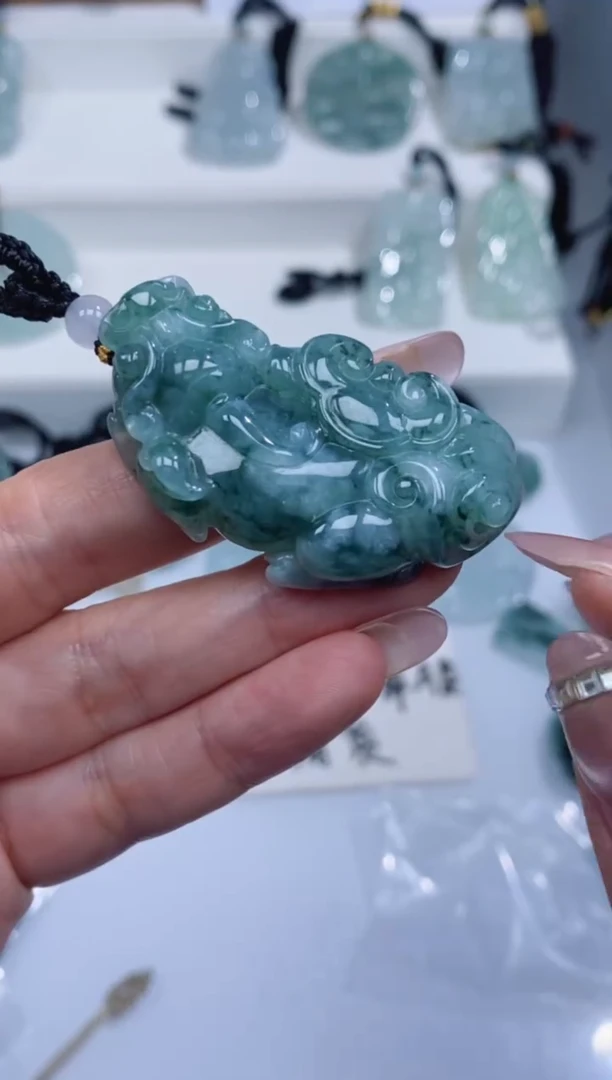 颈饰未镶嵌翡翠吊坠