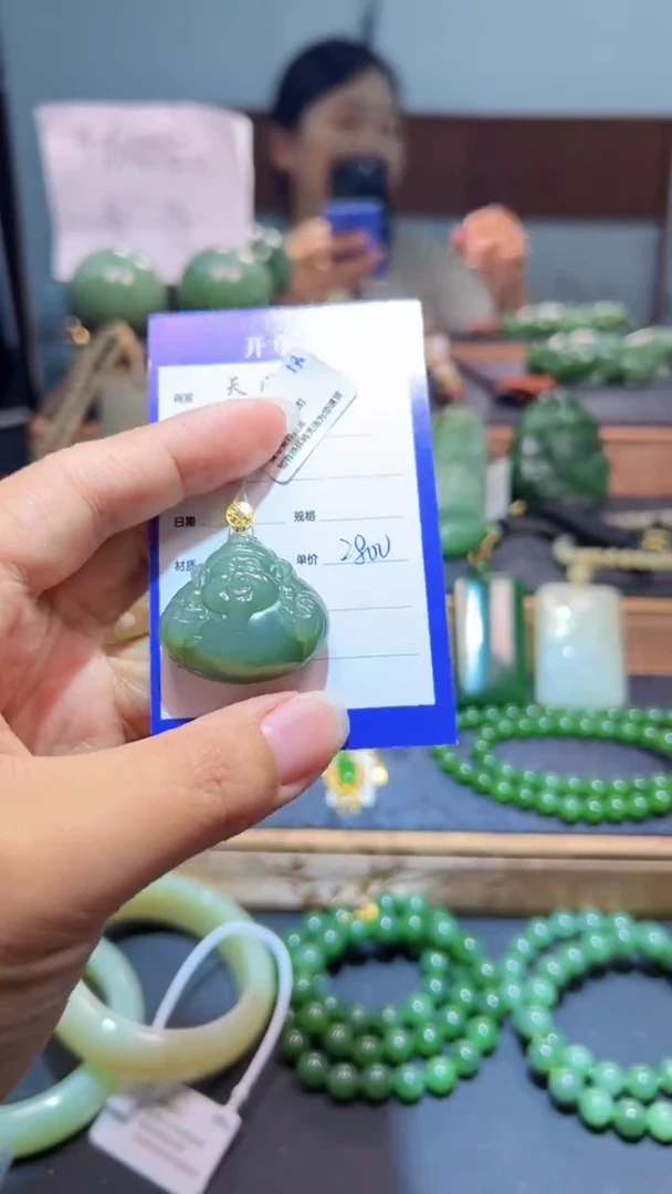 颈饰18K金镶嵌和田玉（碧玉）1