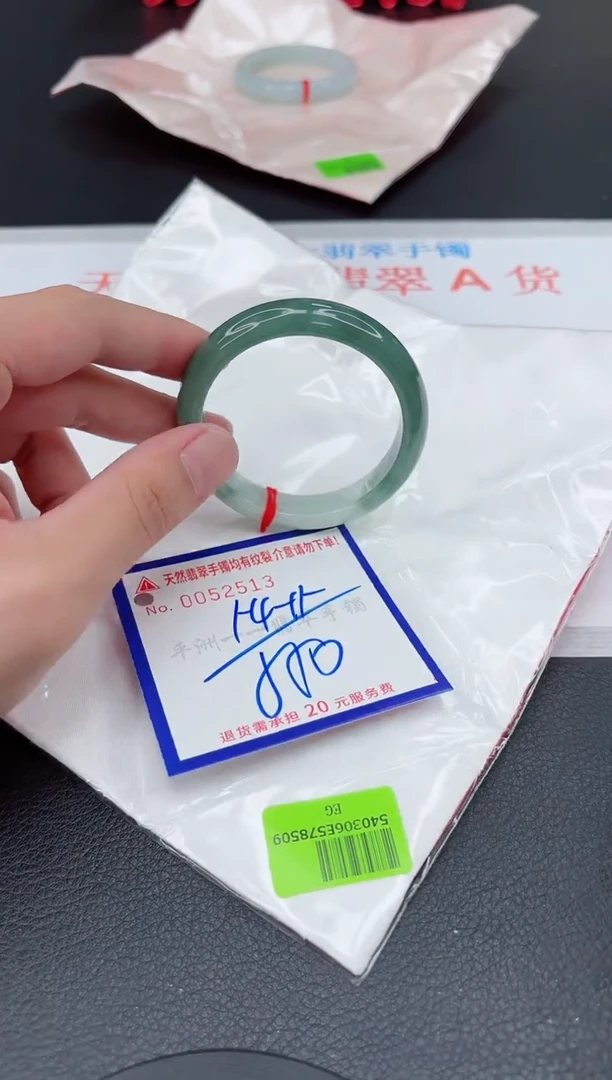 翡翠手镯未镶嵌1