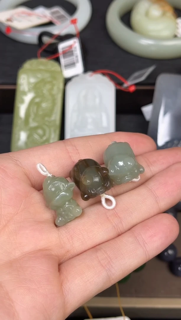 吊坠(不含链)未镶嵌和田玉多**酸多产地动物世界   有瑕疵