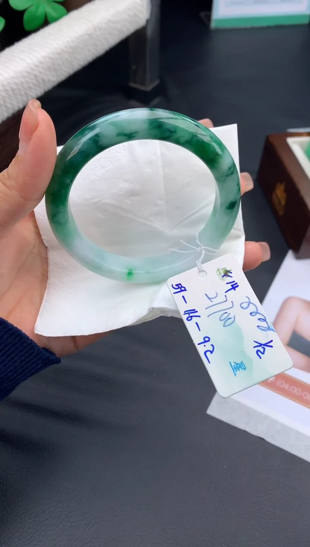 未镶嵌手镯翡翠暖*调翡翠自带#送人#，假一赔三   订金