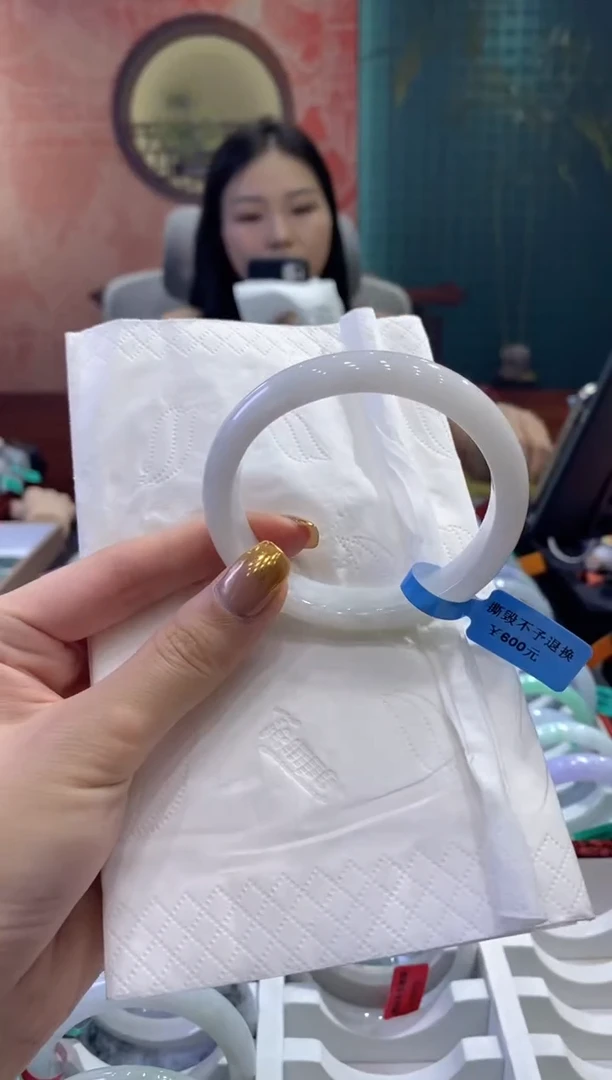 翡翠手镯未镶嵌多人08244