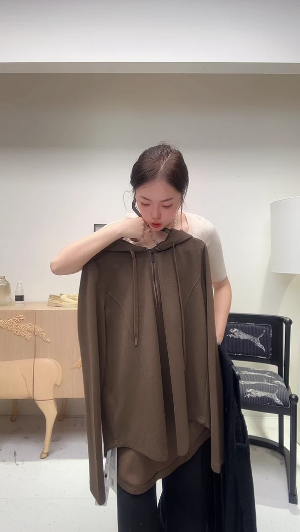 咖色连帽抽绳卫衣