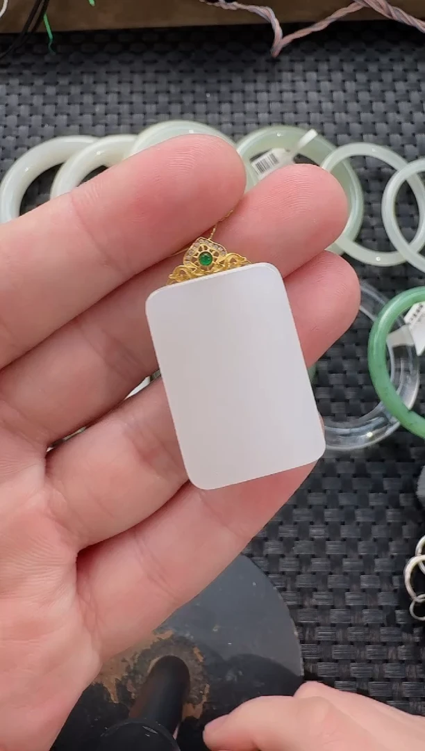 颈饰18K金镶嵌和田玉无事牌