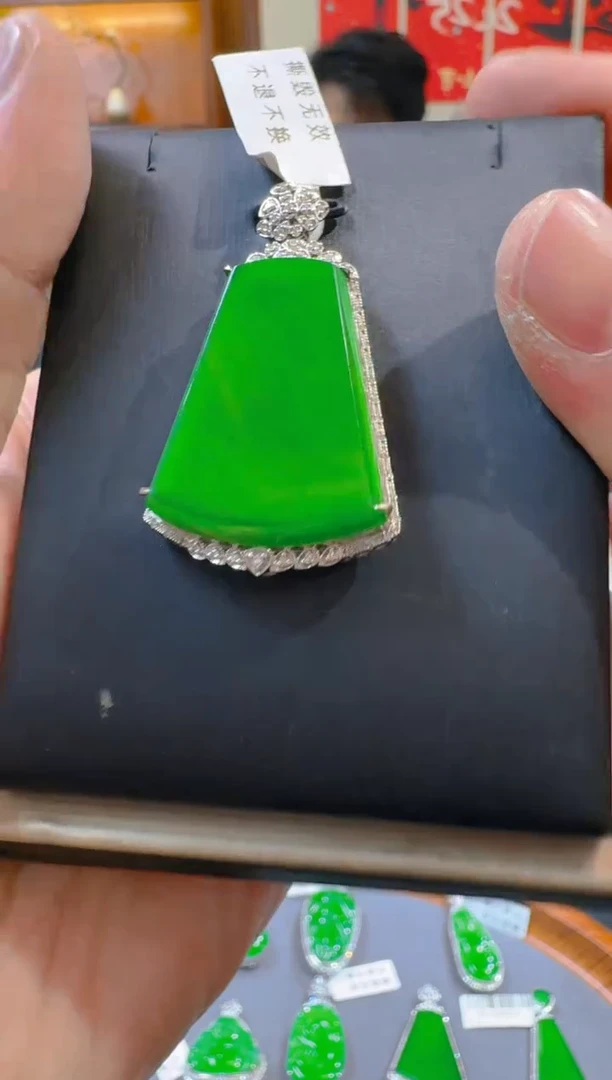 翡翠18K金镶嵌吊坠(赠链)天然A货翡翠