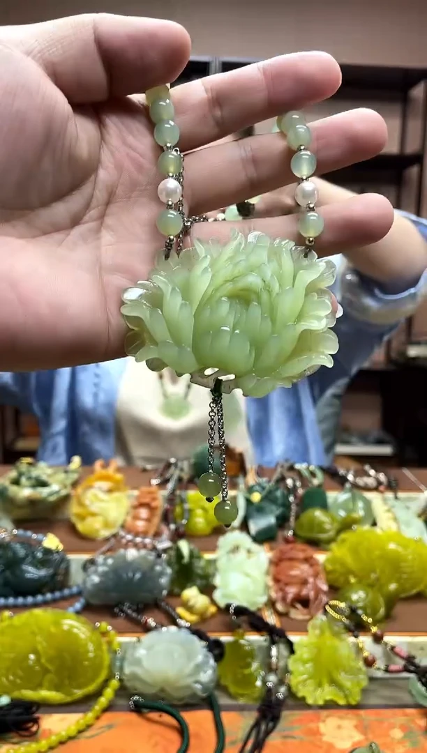 未镶嵌岫玉颈饰·