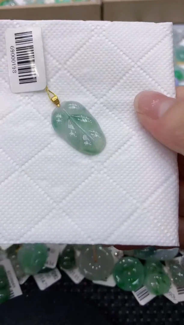 翡翠18K金镶嵌颈饰111111111