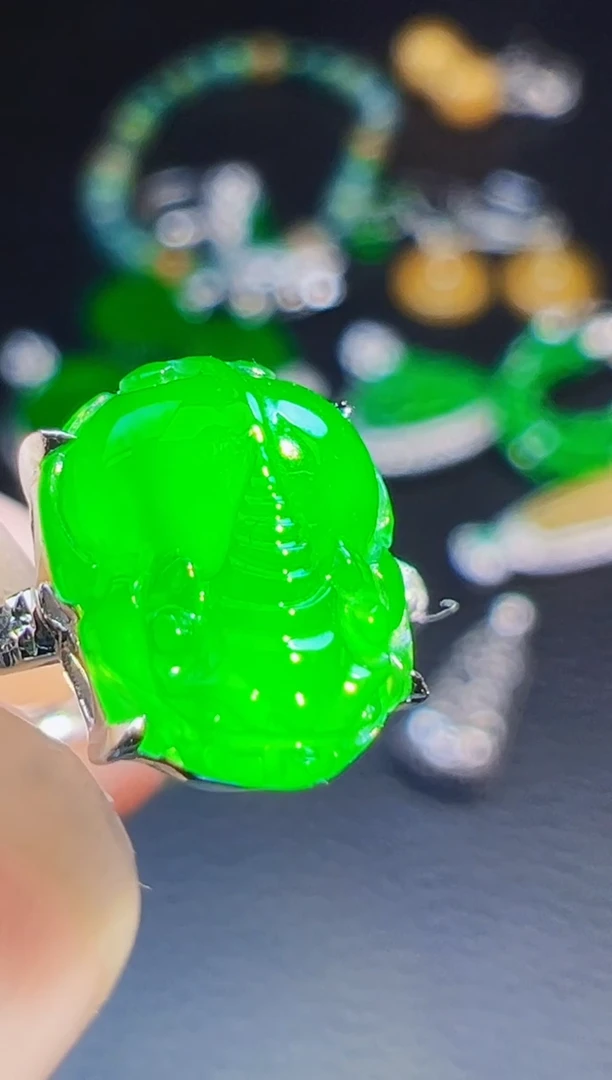 18K金镶嵌戒指翡翠依*翡翠