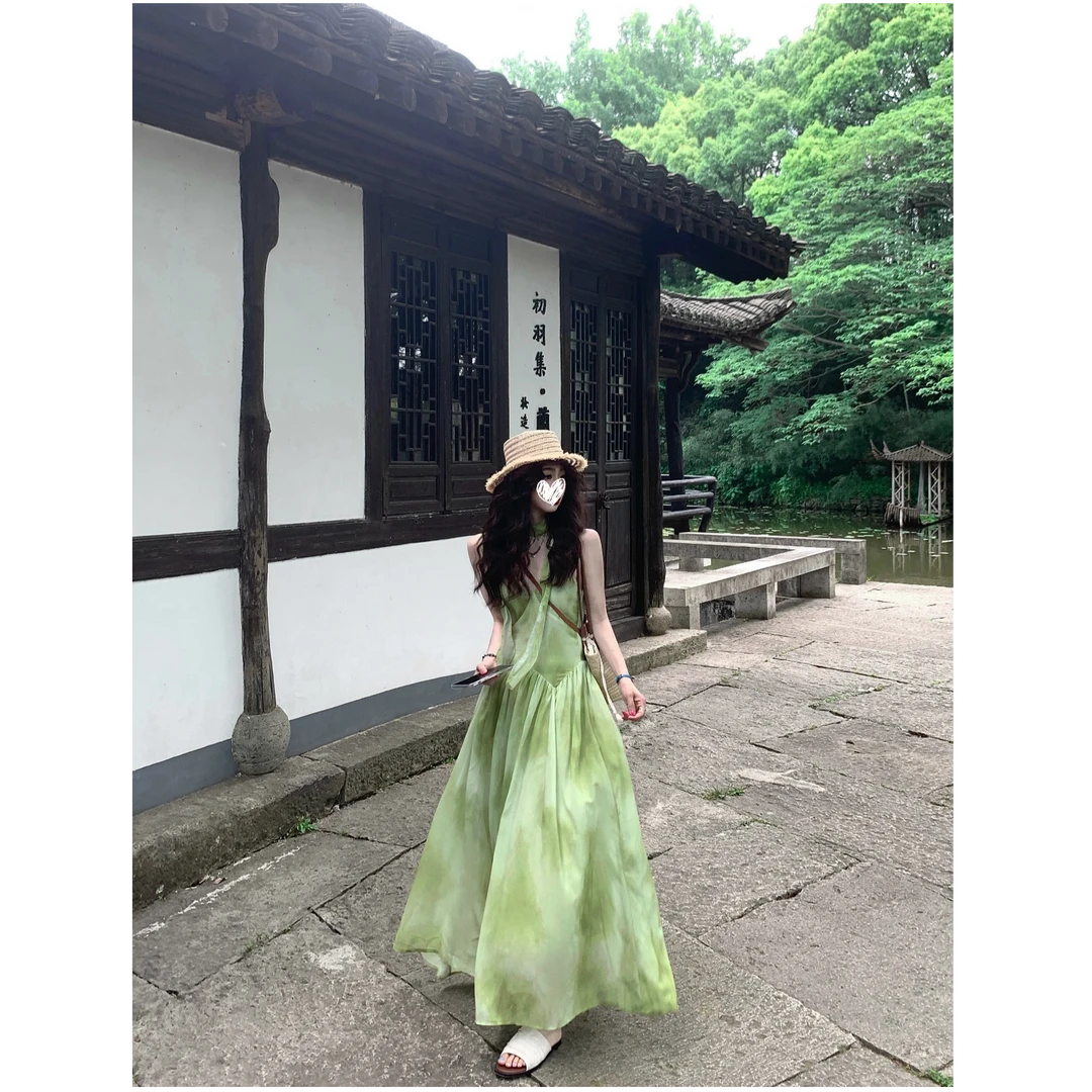 法式V领绿色连衣裙女夏新款晕染飘带吊带裙收腰海边度假长裙21310