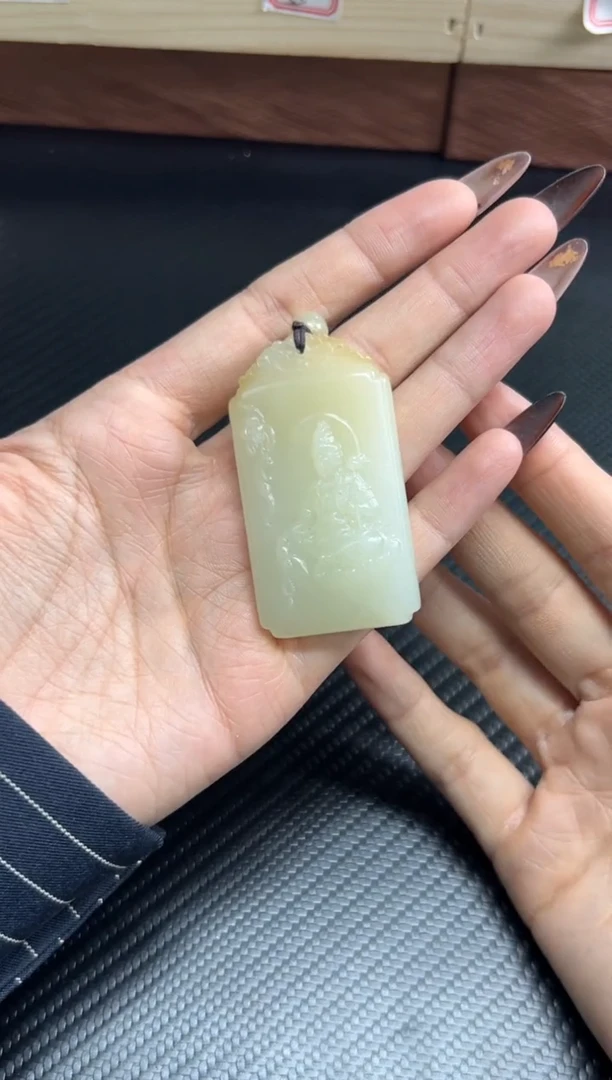 吊坠(赠链)未镶嵌和田玉且末微色差金山吊坠